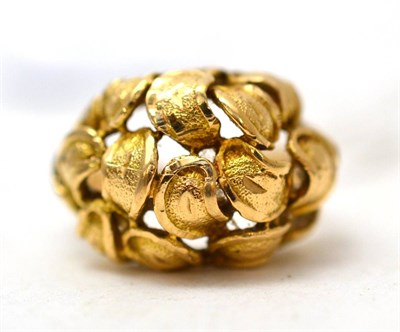 Lot 362 - A leaf motif ring