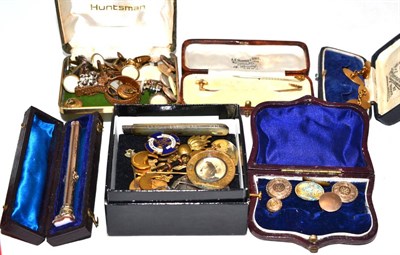 Lot 372 - Victorian rolled gold propelling pen and pencil, cased and assorted costume and other jewellery