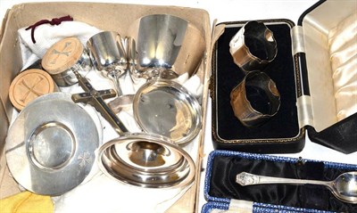 Lot 424 - A small quantity of silver and silver plate communion items, a pair of silver napkin rings (cased)