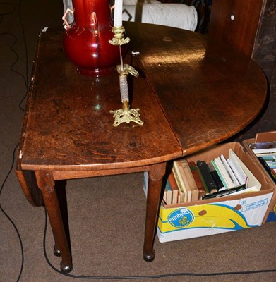 Lot 1409 - An 18th century oak gate leg dining table, raised on tapering cylindrical section legs