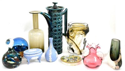 Lot 57 - Tray of ceramics and glassware