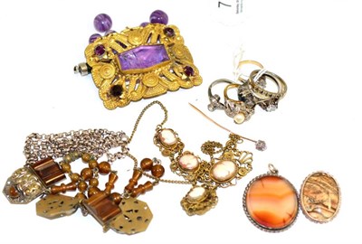 Lot 77 - Assorted rings, brooches and pins