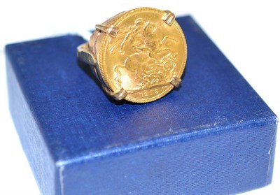 Lot 82 - A sovereign ring