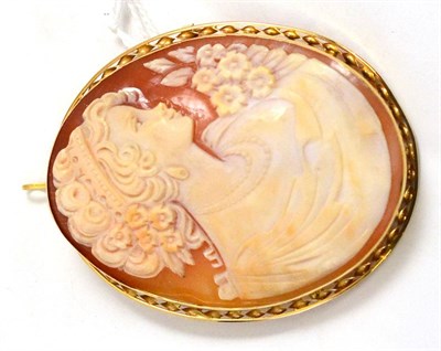 Lot 104 - Cameo brooch of a young girl