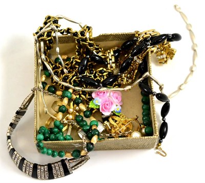Lot 106 - A quantity of jewellery including a 9ct gold sapphire pendant, malachite jewellery, Art Deco...