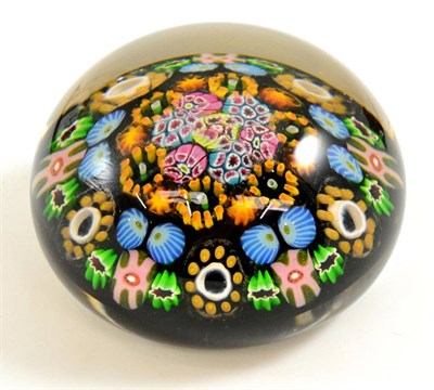 Lot 124 - Ysart style paperweight