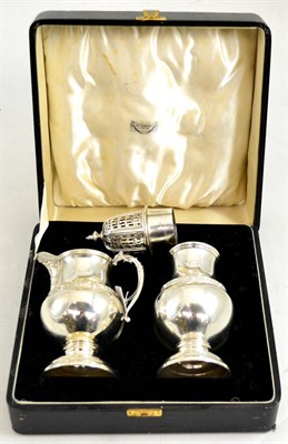 Lot 210 - A silver cream jug, cased sugar caster, 13oz (2)