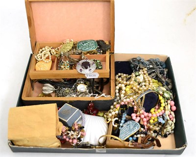 Lot 566 - A quantity of costume jewellery including a 9ct gold wristwatch case, beads, etc