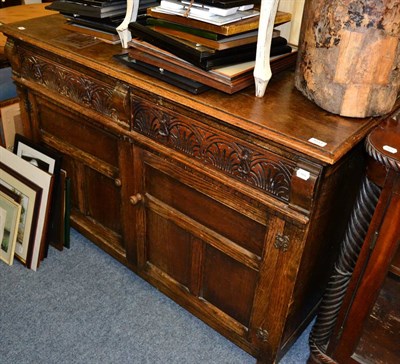 Lot 1033 - A 1920's/30's oak sideboard