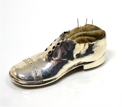 Lot 165 - An Edwardian silver novelty shoe pin cushion, Chester 1908, with wood sole, 12.5cm long