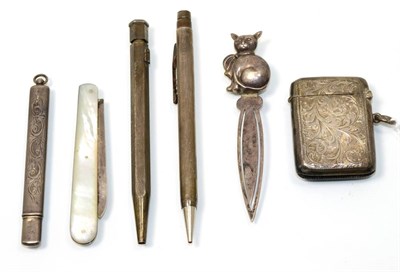 Lot 176 - A group of small silver collectables comprising: a novelty cat bookmark; two propelling...