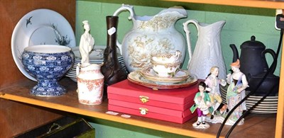 Lot 181 - A group of decorative ceramics including Spode, Royal Crown Derby, Dresden, dinnerwares, etc...