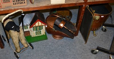 Lot 1030 - Assorted metalware comprising copper log bin; scuttle with scoop; jam pan; brass guard; door...