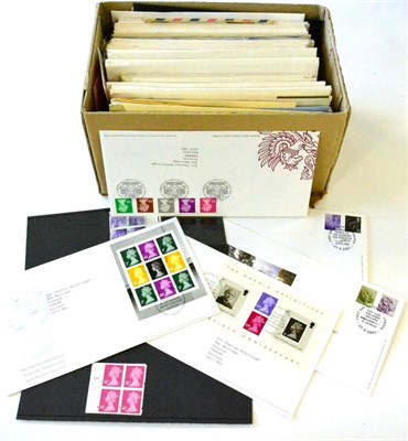 Lot 25 - A Carton housing all world in albums (remaindered), stockbooks etc. Noted Great Britain QEII...