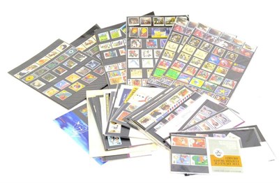 Lot 272 - Great Britain. Eight Year packs from the 1980's to 1990's. Also a small bundle of Presentation...