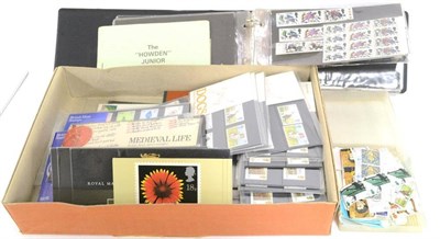 Lot 292 - Great Britain. An assortment of 1970's Presentation and Collectors packs (with duplication),...