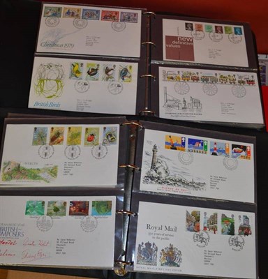 Lot 326 - Great Britain. A miscellaneous assortment of QEII. Includes mint collectors packs from 1975 - 1977