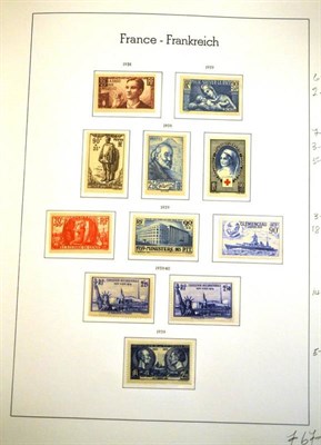 Lot 209 - France. A 1900 to 1980 mint collection in two Lighthouse hingeless album. Better noted include 1902