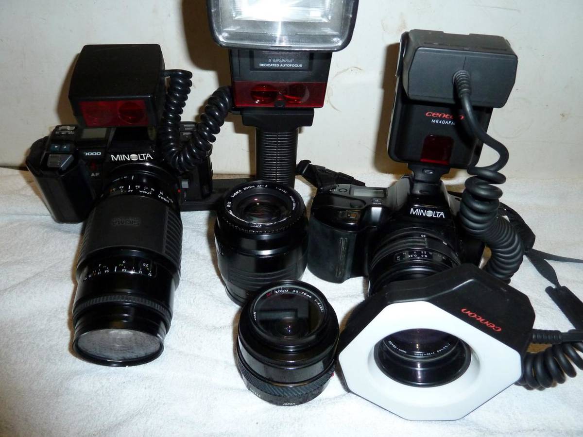 Lot 277 - Minolta 7000 Camera with Minolta f4, 35-70mm AF lens; Minolta Dynax 3xi with Sigma f3.5-4.5,...