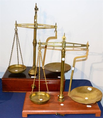 Lot 61 - A Rogers 1lb Brass Chemists Beam Scale, mounted on a mahogany box, containing Victorian brass...