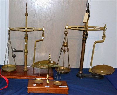 Lot 72 - An Avery Brass 4lb Centre Pillar Beam Scale, with bracket harp, on a mahogany base, together with a