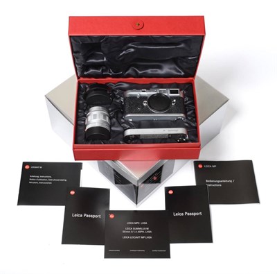 Lot 139 - Leica MP3 SET LHSA Special Edition consisting of Leica MP3 camera no.3026650, silver, engraved with