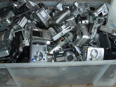 Lot 314 - Various Digital Cameras a box of assorted example (qty)