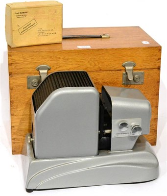 Lot 322 - German Stereoscopic Projector with slide carrier and several pairs of stereoscopic glasses, boxed