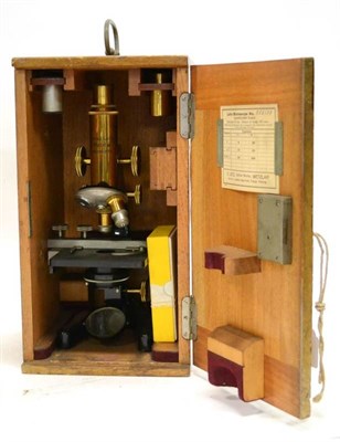 Lot 100 - Ernst Leitz Wetzlar Microscope No. 286372 with brass barrel, black lacquered stage and stand,...