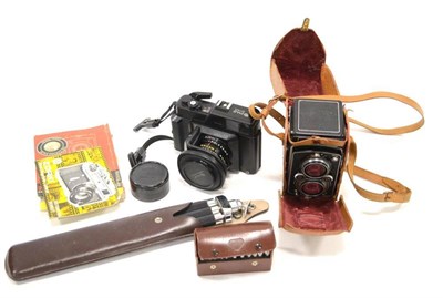 Lot 243 - Rolleiflex Automat Model 2 no.1091332 with Tessar f3.5 75mm lens, in leather makers case, with...