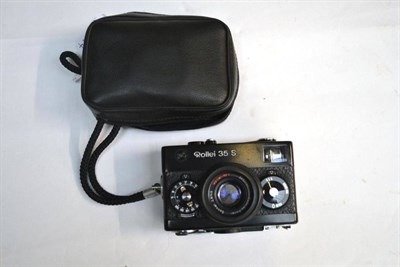 Lot 1151 - A Rollei 35 S Compact Camera, in black, with a Sonnar f2.8/40mm lens, soft leather case and manual