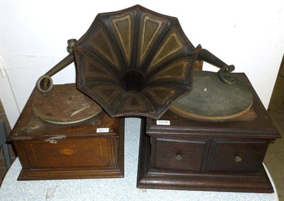 Lot 1214 - An Oak Cased Table Top Horn Gramophone, inlaid with a shell motif, with cast support arm,...