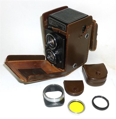 Lot 1223 - A Rolleicord Twin Lens Reflex Camera, serial number 833570, with black enamelled body, Triotar...