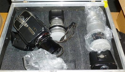 Lot 1250 - A Hasselblad 500C/M Camera Outfit, comprising a camera body, viewing hood, two backs, Distagon...