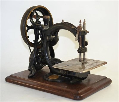 Lot 1008 - A Willcox & Gibbs Automatic Silent Sewing Machine, with black enamelled finish, mahogany base, with