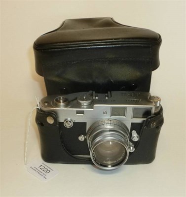 Lot 1220 - A Leica M2 Chrome Camera No.929104, circa 1958, no self timer, with collapsible chrome...