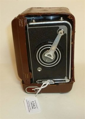 Lot 1252 - A Rolleiflex Automat MX TLR Camera No.1498758, in black, with Tessar f3.5/75mm lens, in...