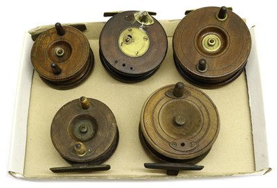 Lot 3060 - Five Wooden Nottingham Reels, two with brass star back, three with strap back
