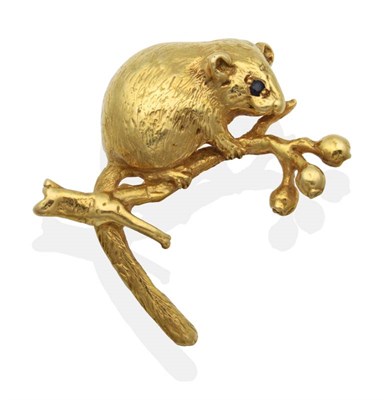 Lot 2094 - An 18 Carat Gold Harvest Mouse Brooch, by Harriet Glen, realistically modelled with textured fur, a