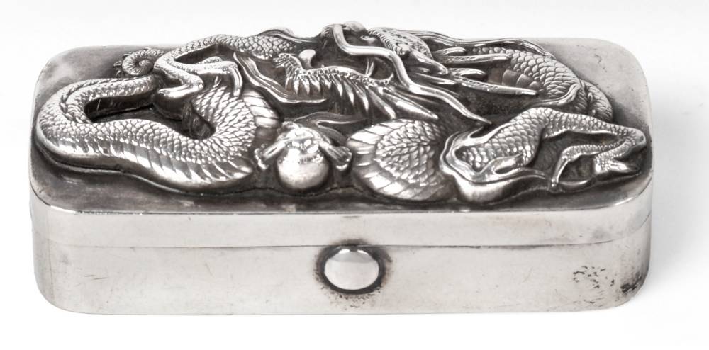 Lot 2432 - A Japanese Silver Snuff Box, Sanju Saku (terrapin within a triangle mark), 1st half 20th...