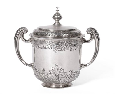 Lot 443 - Everest Interest: A William IV Silver Porringer and Cover, John Tapley, London 1836, the...