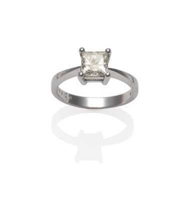 Lot 273 - A Platinum Princess Cut Diamond Solitaire Ring, the diamond in a four claw setting, to a...