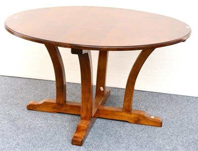 Lot 571 - An Alan Grainger Acorn Industries Circular Dining Table, in the Cotswold tradition, on four...