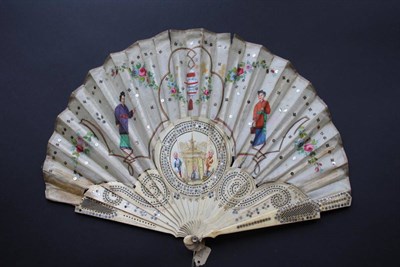 Lot 336 - A Circa 1905 Unusual Bone Fan, of balloon shape, the monture fashioned with a central circular...