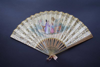 Lot 347 - An Early 19th Century Horn Fan, with a double silk leaf, the guards incised with a curly or perhaps