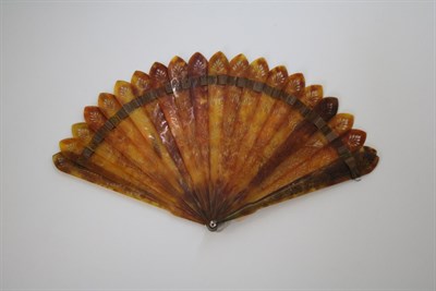 Lot 355 - An Early 19th Century Horn Brisé Fan, the horn slightly shaded from dark to light, twenty...