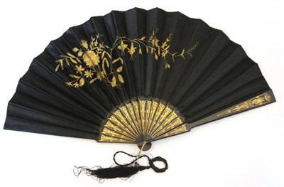 Lot 461 - An Early 19th Century Bone Fan, the guards and gorge simply carved and pierced with flowers....