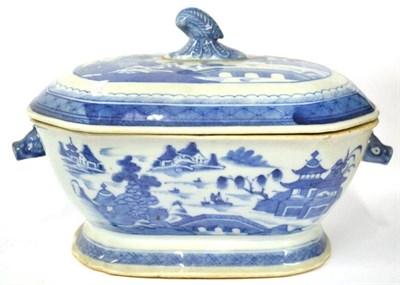 Lot 167 - A Chinese Porcelain Soup Tureen and Cover, en suite to the preceding lot, 33cm wide