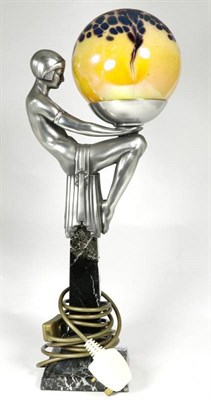 Lot 114 - An Art Deco style figural table lamp in the form of a seated dancer holding a globe and raised on a