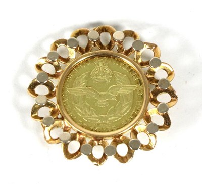 Lot 171 - An 18 ct gold Battle of Britain 25th Anniversary medallion, in gold brooch mount, the mount stamped